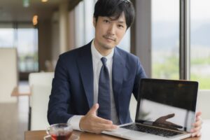 提示する男性